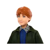 detal lalki harry potter trzymającej różdżkę i magiczne słodycze