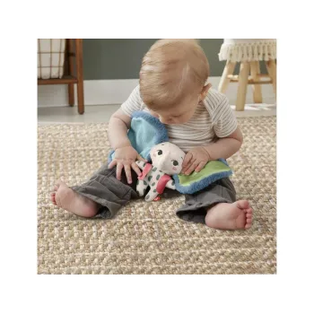 Słonik z satynową kamizelką przedstawiony w pełnej krasie