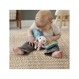 Słonik z satynową kamizelką przedstawiony w pełnej krasie