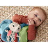 Przytulanka słonik Wielkouchy trzymana przez małe dziecko