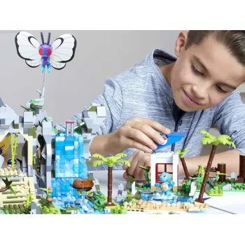 fragment tropikalnej scenerii z jezioriem i fragmentem plaży z klocków