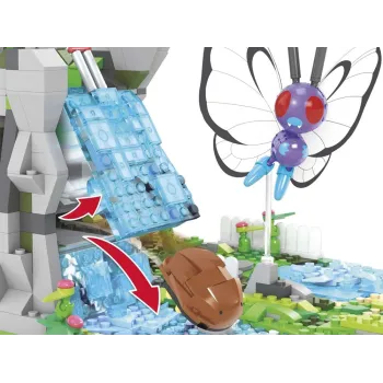 domek w stylu Pokémon z charakterystycznym kolorowym dachem z klocków