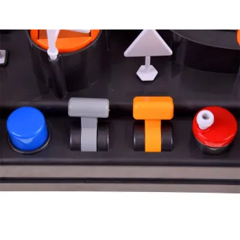 Plastikowe elementy toru oraz pojazdy gotowe do złożenia