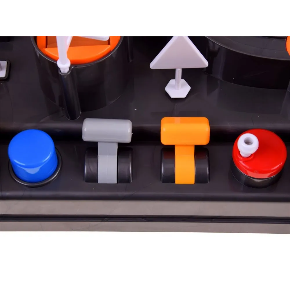 Plastikowe elementy toru oraz pojazdy gotowe do złożenia