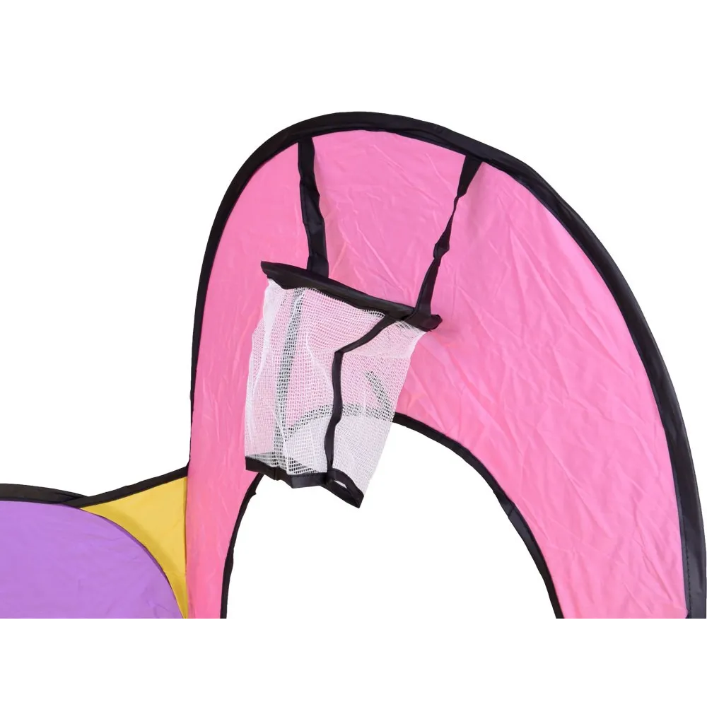 dzieci bawiące się w tunelu namiotowym