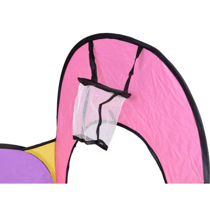 dzieci bawiące się w tunelu namiotowym