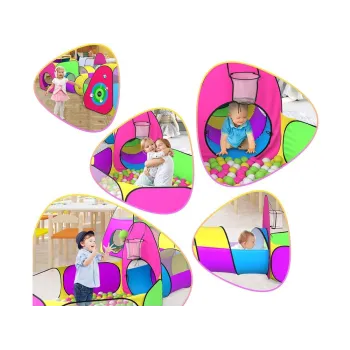 przestrzenny układ namiotów i tuneli na podwórku