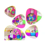 przestrzenny układ namiotów i tuneli na podwórku