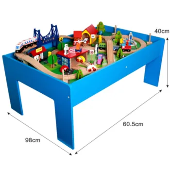 drewniana kolejka na stoliku z widocznymi elementami zestawu
