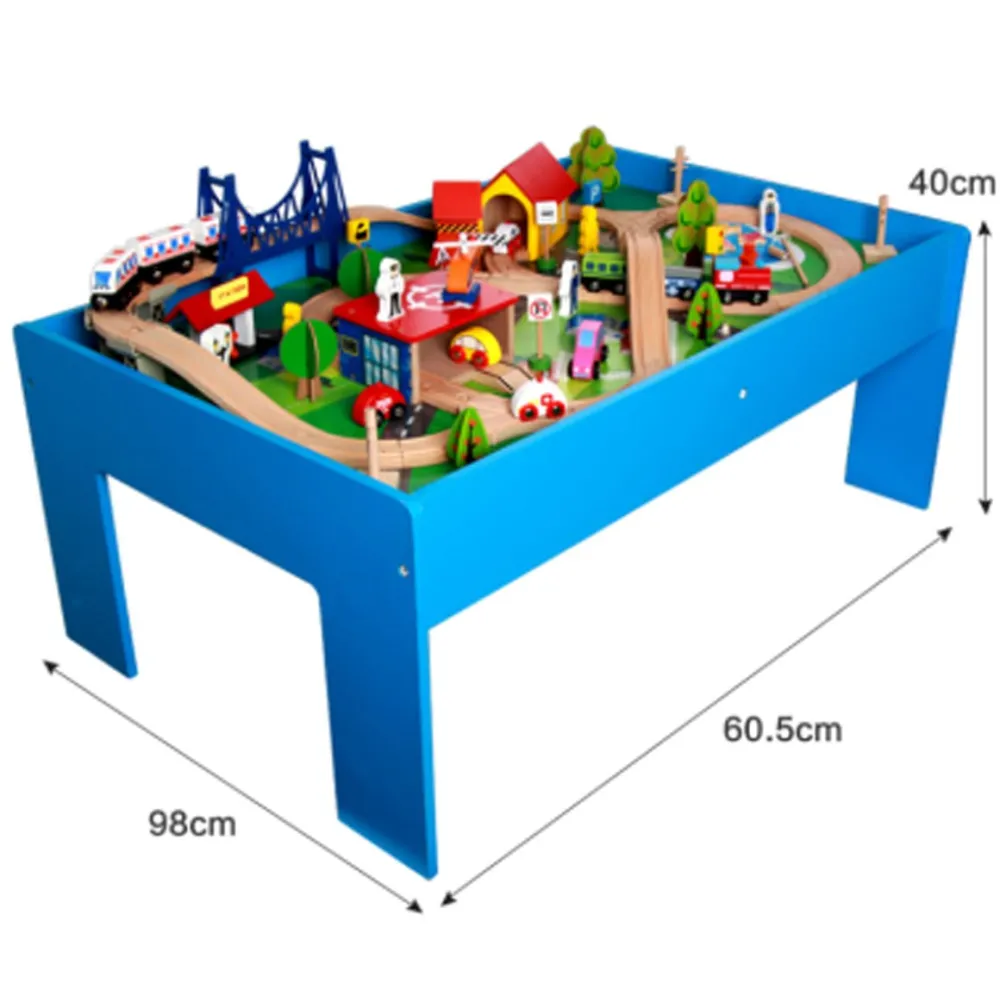 drewniana kolejka na stoliku z widocznymi elementami zestawu