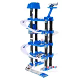 matu z nadrukowanymi ulicami i budynkami rozłożona przy parkingu