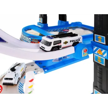 lądowisko dla helikoptera na szczycie parkingu z widocznym helikopterem