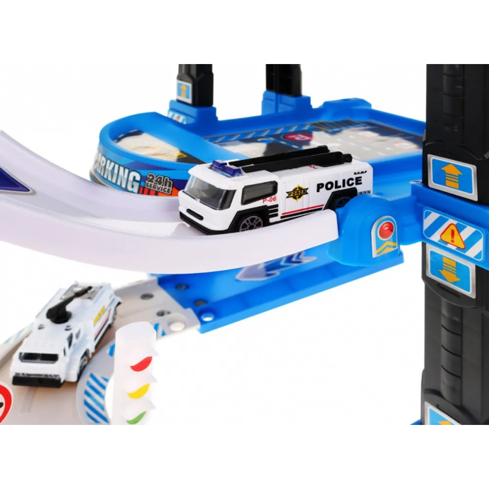 lądowisko dla helikoptera na szczycie parkingu z widocznym helikopterem