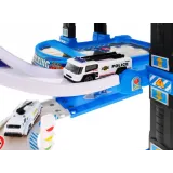 lądowisko dla helikoptera na szczycie parkingu z widocznym helikopterem