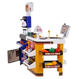 otwarta lodówka oraz półeczki z produktami w zabawkowym supermarkecie