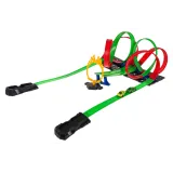 dwa pojazdy z napędem pull back na torze wyścigowym