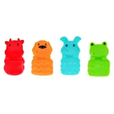 miękkie piłeczki i figurki zwierzątka na białym tle