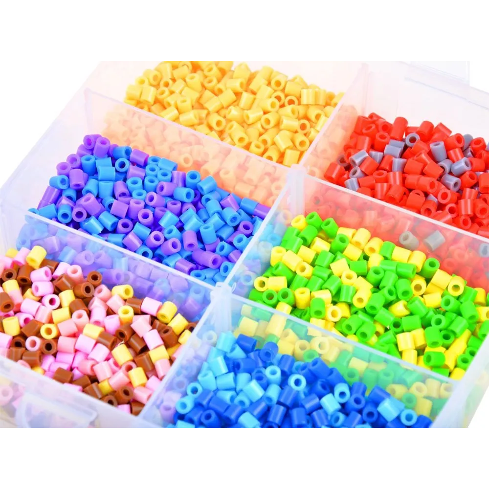 Sześć podstawek przeznaczonych do układania wzorów z koralików