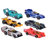 zestaw znaków drogowych obok metalowych samochodów