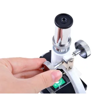 mikroskop z obracaną głowicą i trzema soczewkami