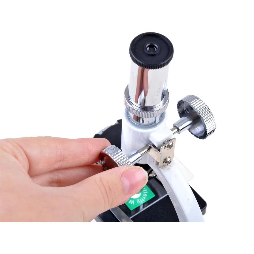 mikroskop z obracaną głowicą i trzema soczewkami