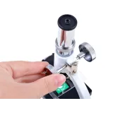 mikroskop z obracaną głowicą i trzema soczewkami