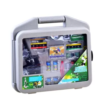 wszystkie elementy zestawu edukacyjnego rozłożone na stole