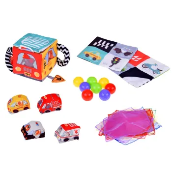 widok wszystkich ścianek kostki sensorycznej z autkami i znakami drogowymi