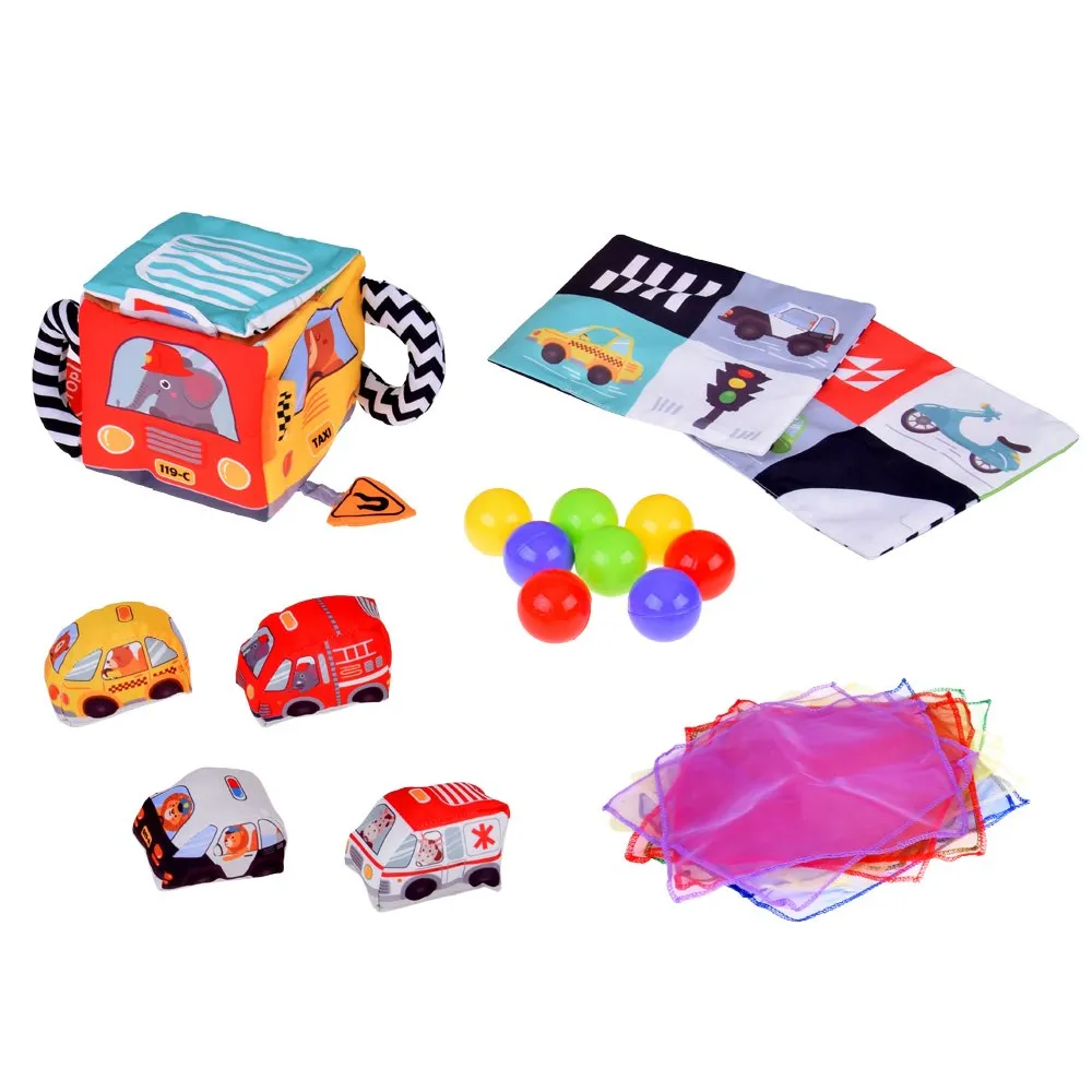 widok wszystkich ścianek kostki sensorycznej z autkami i znakami drogowymi