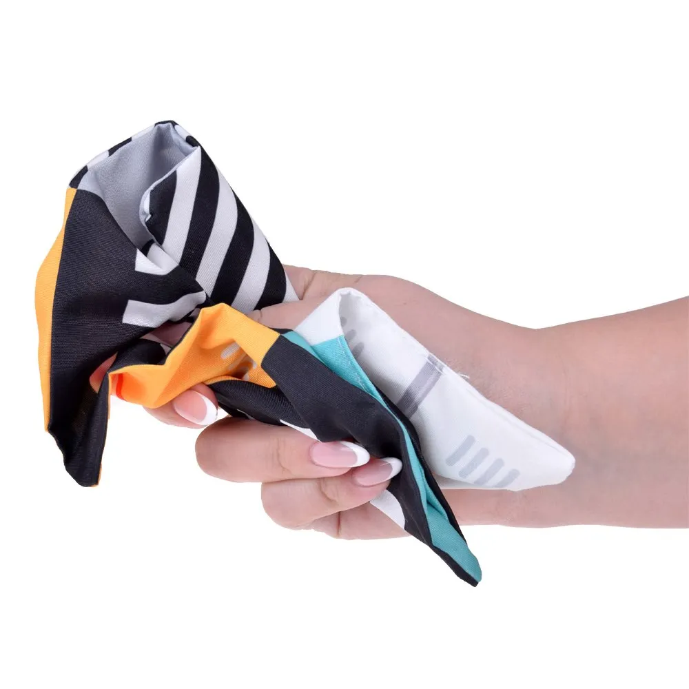 delikatne autka z funkcją dźwięku przy naciskaniu umieszczone na kostce