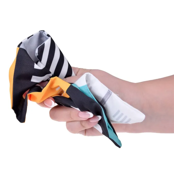 delikatne autka z funkcją dźwięku przy naciskaniu umieszczone na kostce