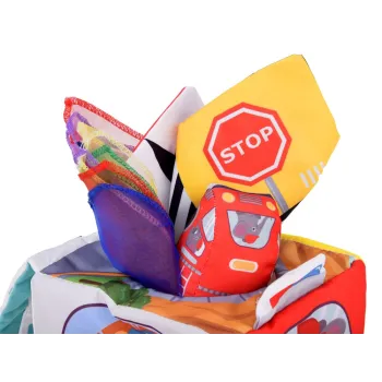 dziecko odkrywające lusterko na kostce sensorycznej z pojazdami