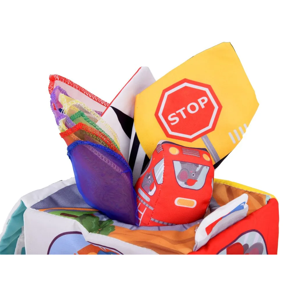 dziecko odkrywające lusterko na kostce sensorycznej z pojazdami