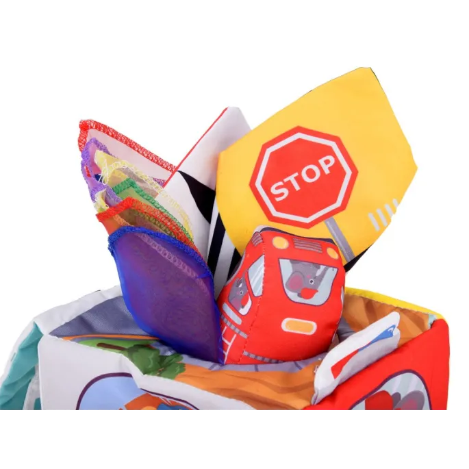 dziecko odkrywające lusterko na kostce sensorycznej z pojazdami