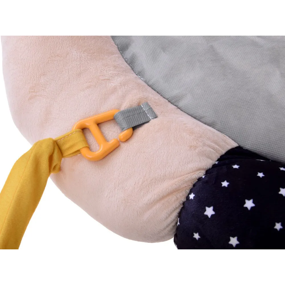 Widok całego zestawu maty z pałąkami i czterema zawieszkami