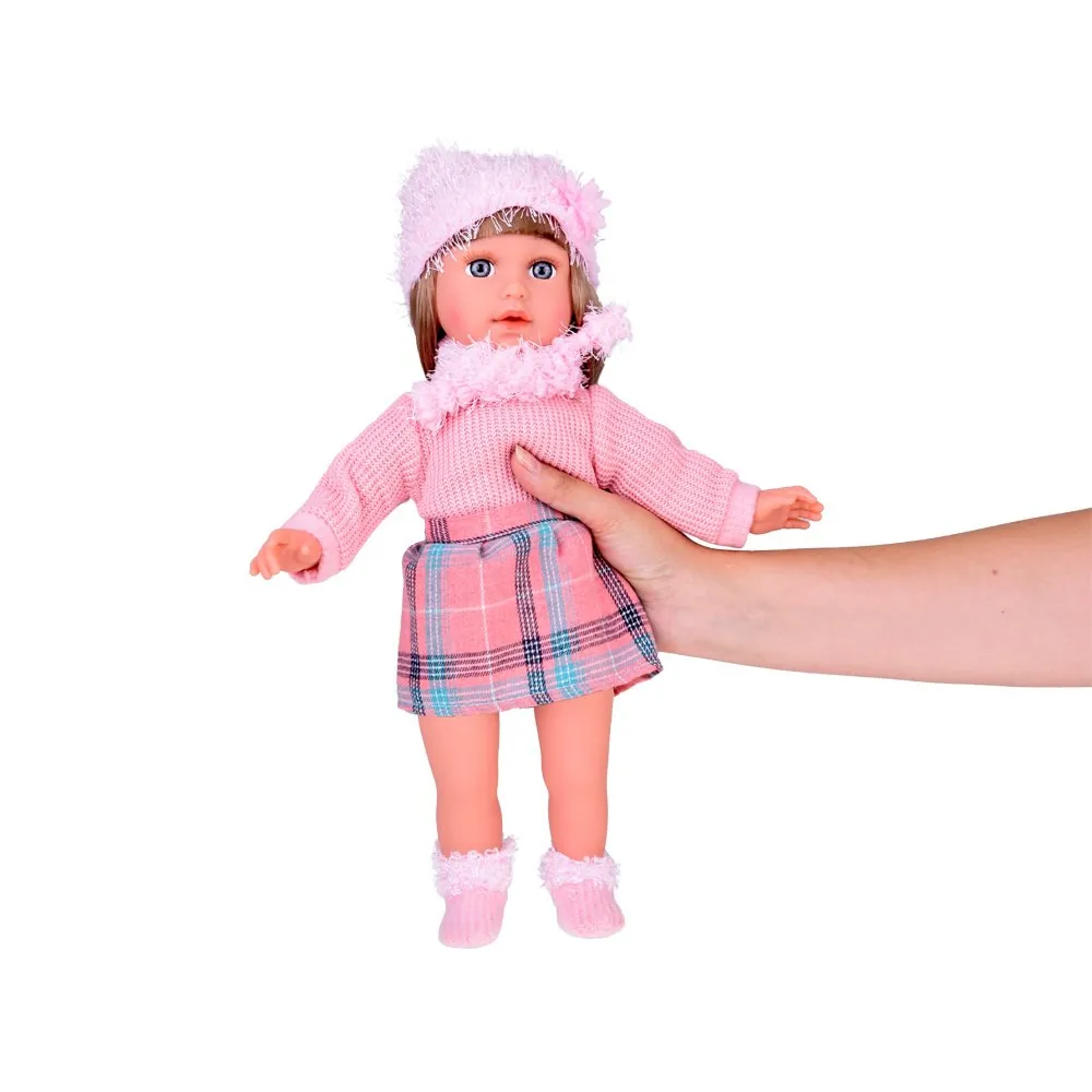 detal spódniczki w kratkę i różowego sweterka lalki Kate