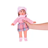 detal spódniczki w kratkę i różowego sweterka lalki Kate