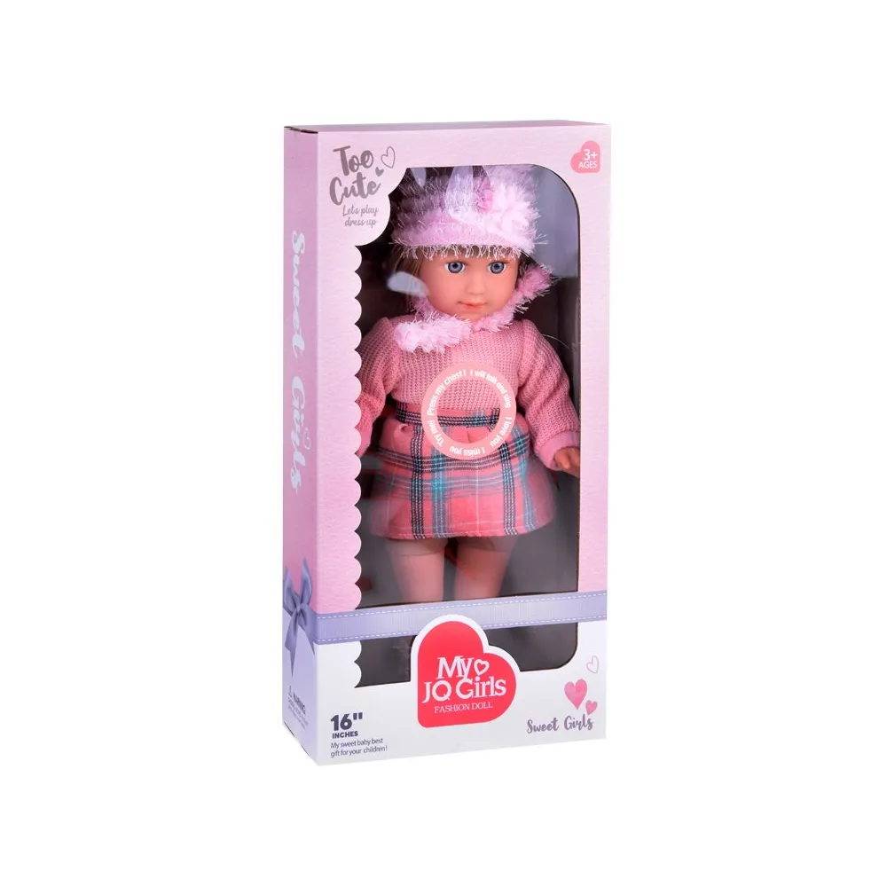 dziecko trzyma lalkę Kate podczas zabawy i nauki angielskiego