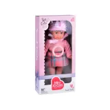 dziecko trzyma lalkę Kate podczas zabawy i nauki angielskiego