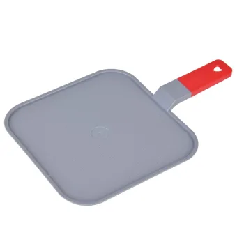 elementy zestawu: jajko sadzone, pomidor, liście sałaty i papryki