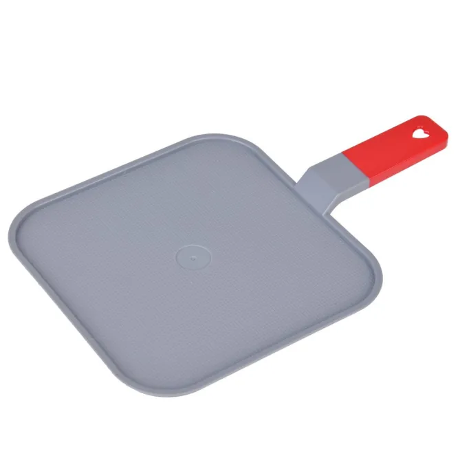 elementy zestawu: jajko sadzone, pomidor, liście sałaty i papryki