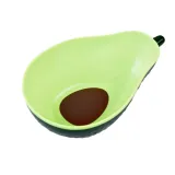 zbliżenie na miękkie liście sałaty i plastry pomidora