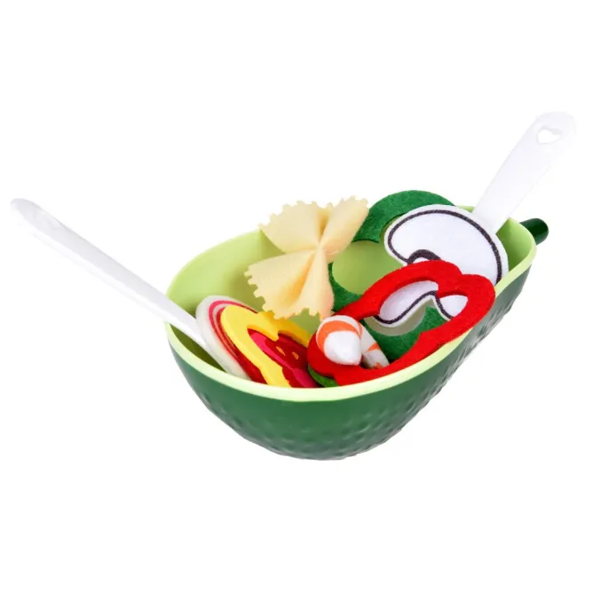 kolorowe elementy zestawu do serwowania sałatki podczas zabawy
