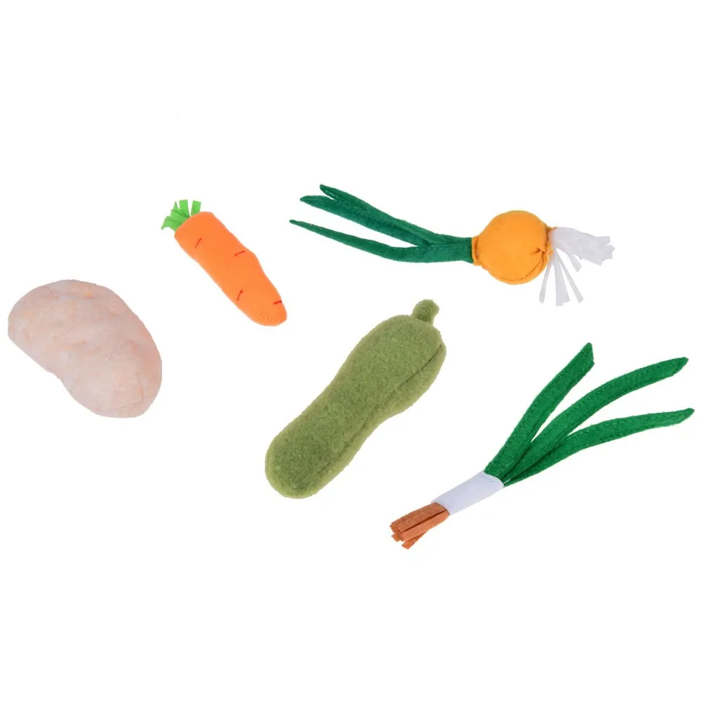 zbiór różnych warzyw obok pudełka z zupą do zabawy