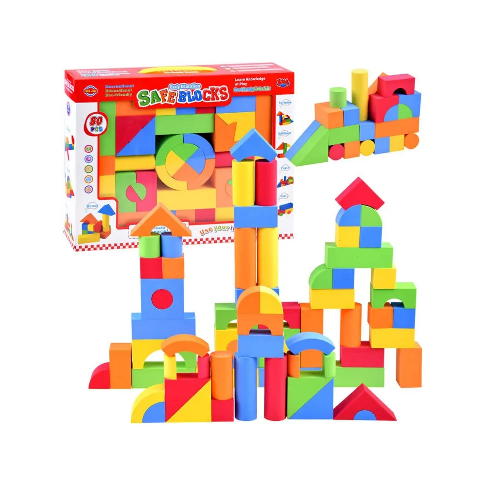 kolorowe klocki piankowe na białym tle pokazujące różnorodne kształty