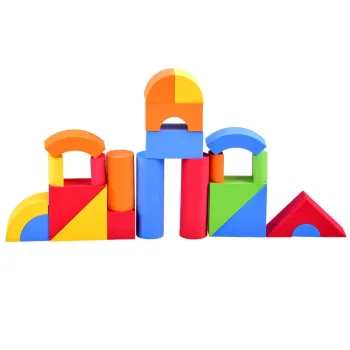 gotowa budowla z klocków piankowych zaprezentowana na podłodze