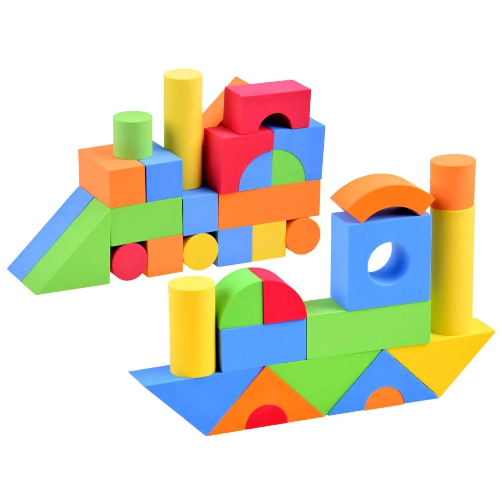 różnobarwne klocki piankowe ułożone w wieżę przez dziecko