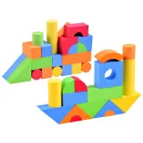 różnobarwne klocki piankowe ułożone w wieżę przez dziecko