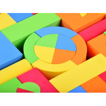 zestaw klocków piankowych rozłożony do sortowania według kształtów