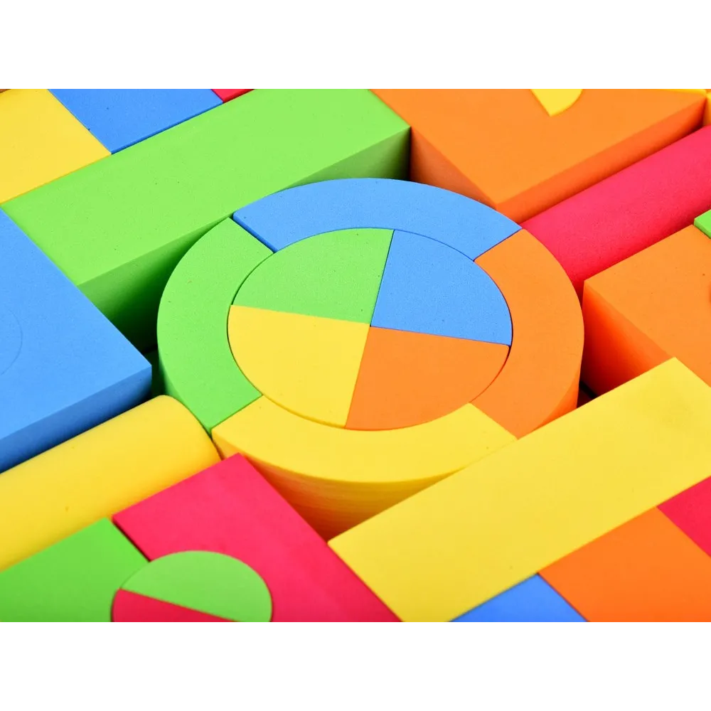 zestaw klocków piankowych rozłożony do sortowania według kształtów